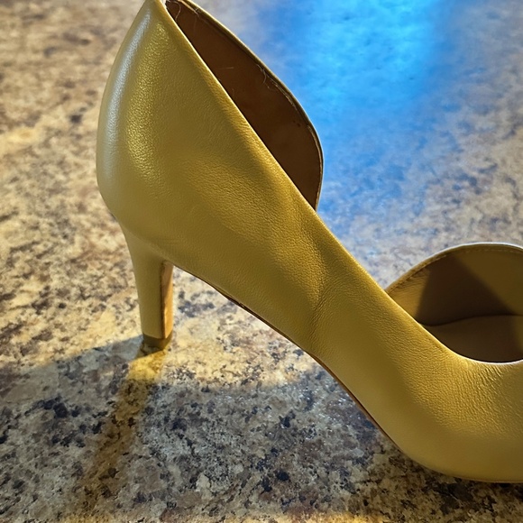 VINCE | Nude Tiana Point Toe Leather Pumps Size 8 Eur 38 (Discolored Sole) - Picture 2 of 5